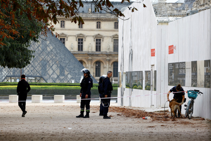 Lực lượng cảnh sát được bố trí xung quanh Bảo tàng Louvre, trung tâm thủ đô Paris, Pháp hôm 14-10 sau khi buộc phải đóng cửa &quot;vì lý do an ninh&quot; - Ảnh: REUTERS