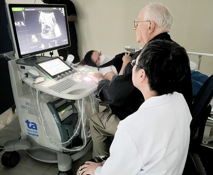 Giáo sư Norman Henry Silverman trực tiếp thực hiện và hướng dẫn siêu âm tim thai cho các bác sĩ tại hội nghị - Ảnh: Đ.H.