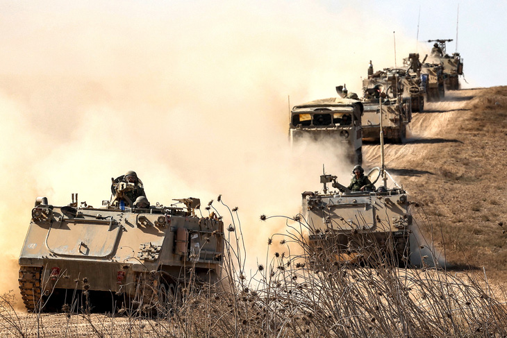 Xe quân sự của Israel dồn về biên giới với Gaza ngày 13-10 - Ảnh: AFP