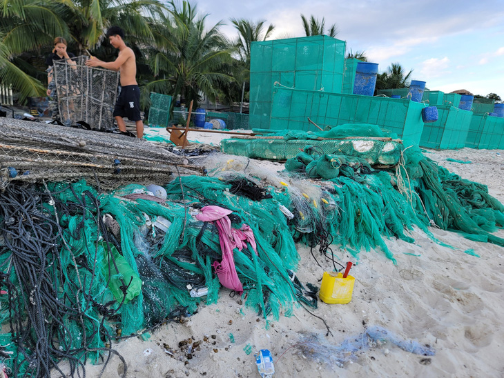 Đủ loại rác thải như nhựa, lưới... chất thành đống tại bãi biển thuộc thôn Bình Lập - Ảnh: TRẦN HƯỚNG