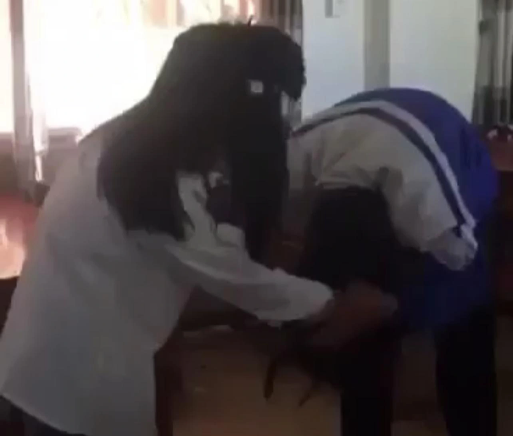 Hình ảnh hai nữ sinh đánh nhau được cắt từ clip