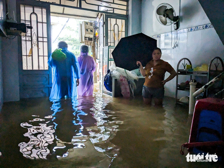 Nước lụt tràn vào ngập úng một nhà dân tại phường Hòa Khánh Nam - Ảnh: TẤN LỰC