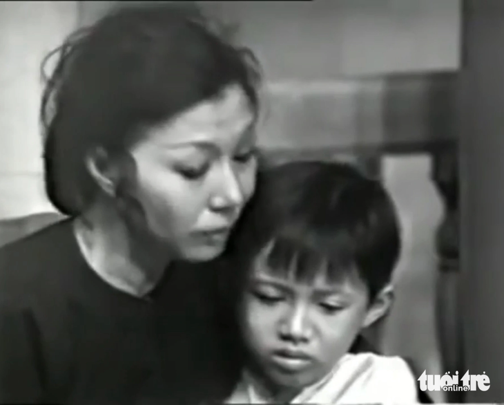 NSND Kim Cương (vai cô Diệu) và Dị Thảo (vai bé Sang) trong vở Lá sầu riêng - Ảnh chụp màn hình: LINH ĐOAN