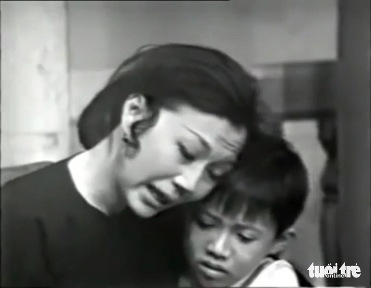 Dị Thảo với nhân vật bé Sang đã khiến trái tim khán giả thổn thức trong vở Lá sầu riêng - Ảnh chụp màn hình: LINH ĐOAN