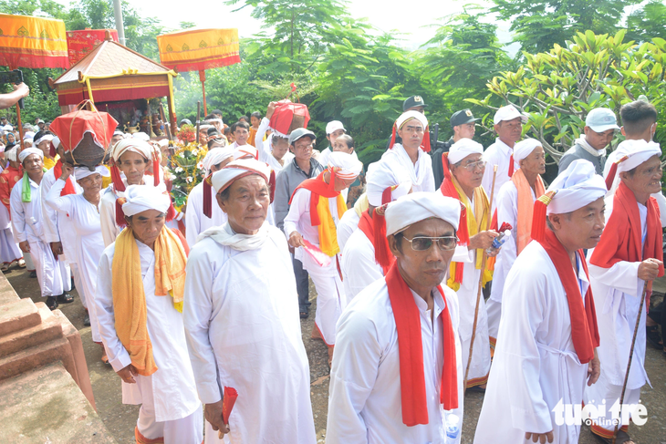 Các chức sắc tôn giáo Bàlamôn người Chăm ở Bình Thuận cùng đoàn thực hiện nghi thức rước y trang lên tháp Pô Sah Inư, TP Phan Thiết.