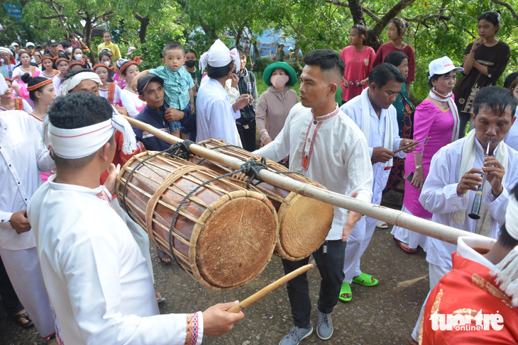 Tiếng trống Ghi-năng và kèn Saranai không thể thiếu trong lễ hội.
