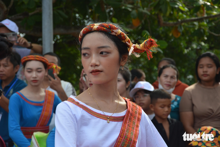 Các thiếu nữ người Chăm với trang phục áo dài truyền thống múa trong Lễ hội Katê năm 2023 ở tháp Pô Sah Inư.