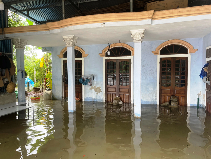 Một căn nhà của người dân ở xã Lộc Trì (huyện Phú Lộc, Thừa Thiên Huế) chìm trong nước lũ - Ảnh: BẢO PHÚ