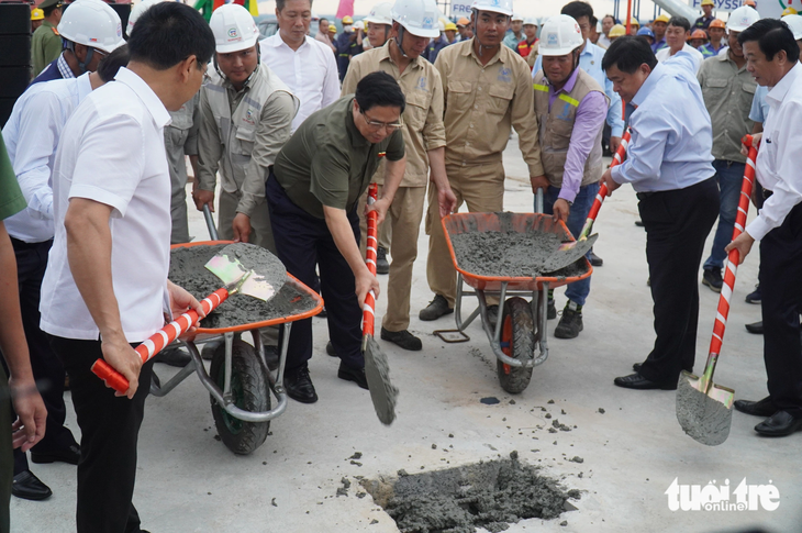 Thủ tướng Phạm Minh Chính tại công trình cầu Mỹ Thuận 2 - Ảnh: MẬU TRƯỜNG