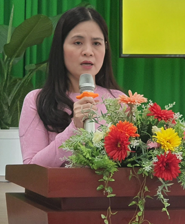 Bà Lê Thị Bình, trưởng Phòng Giáo dục và Đào tạo quận Phú Nhuận, TP.HCM, phát biểu tại hội nghị - Ảnh: H.HG