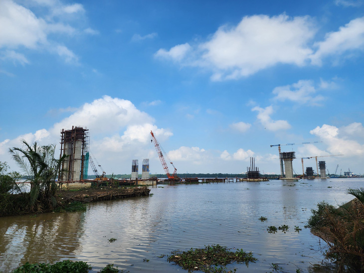 Một phần đất (bên trái) để xây dựng cầu Nhơn Trạch thuộc dự án vành đai 3 TP.HCM chưa giải phóng mặt bằng - Ảnh: H.M.