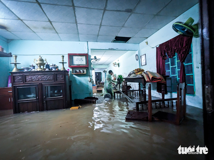 Nước lụt tràn vào nhà ông Nguyễn Công Thành, tổ 65 phường Hòa Khánh Nam, quận Liên Chiểu, chiều 13-10 - Ảnh: TẤN LỰC