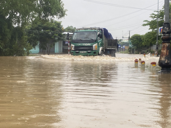Nước ngập tuyến quốc lộ 14H qua địa phận huyện Duy Xuyên - Ảnh: LÊ TRUNG