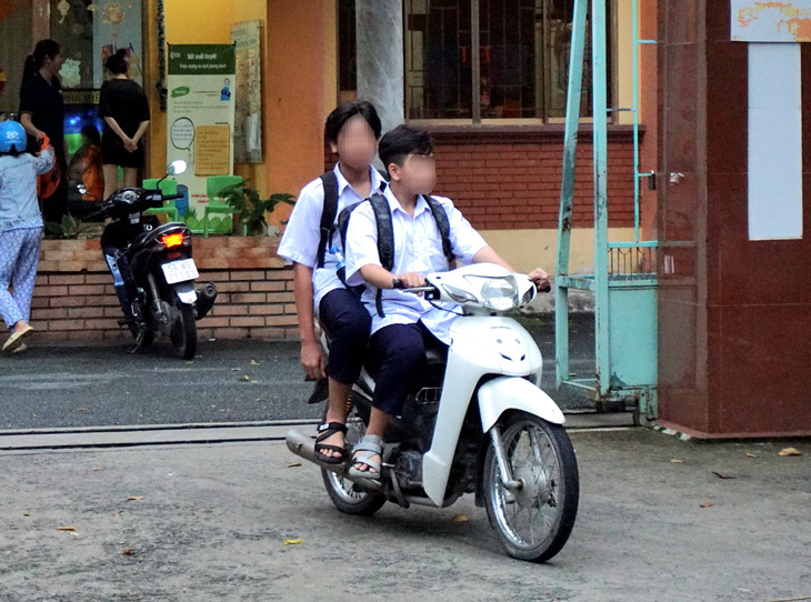 Học sinh cấp 2 chạy xe máy không kính chiếu hậu, không đội nón bảo hiểm - Ảnh: THÙY LINH
