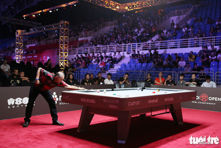 Trận đấu biểu diễn của tay cơ huyền thoại Efren Reyes thu hút đông đảo khán giả tại Hanoi Open Pool Championship 2023 - Ảnh: HOÀNG TÙNG
