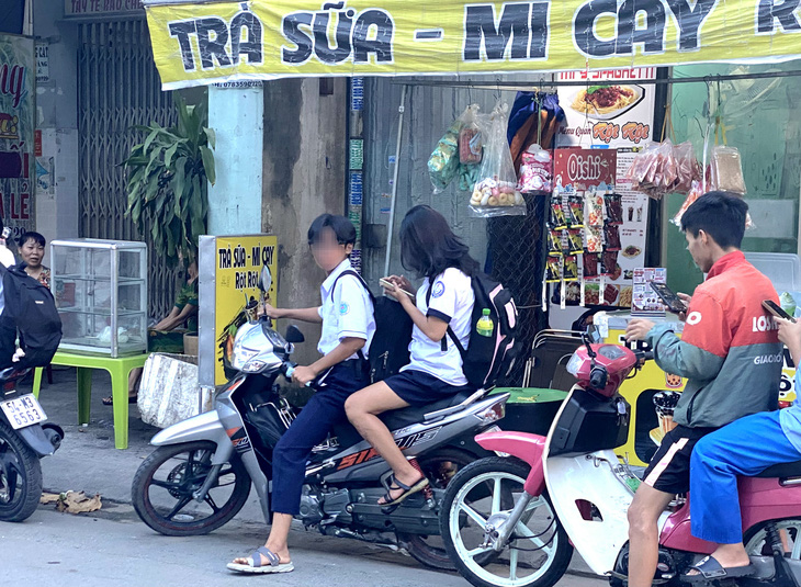Một học sinh Trường THCS H.V.L (Bình Tân) đi xe trên 50cm³ - Ảnh: THÙY LINH