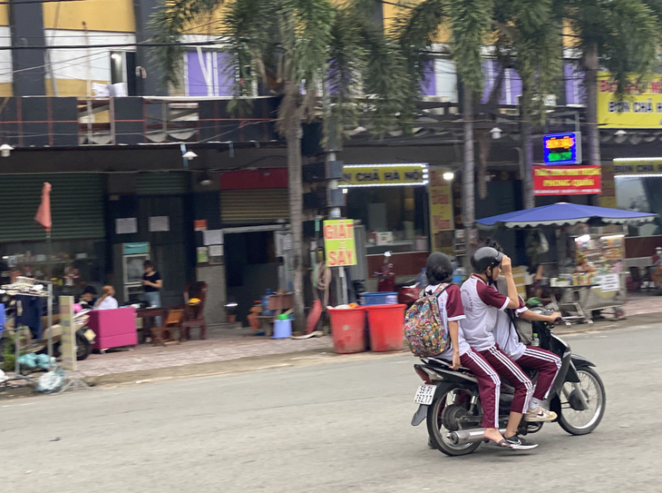 Học sinh Trường THCS H.V.N. (Bình Tân) chở tống ba trên xe trên 50cm³ - Ảnh: ANH THƯ