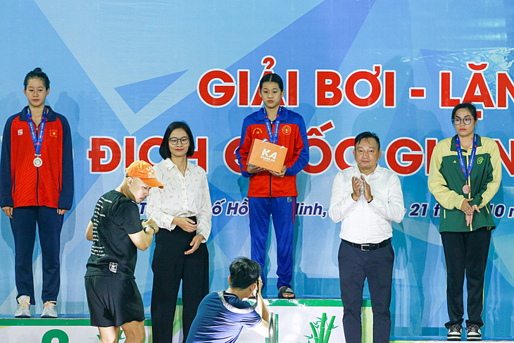Kình ngư Nguyễn Thúy Hiền trên bục nhận huy chương vàng tại Giải bơi vô địch quốc gia 2023 - Ảnh: HOÀNG TUẤN