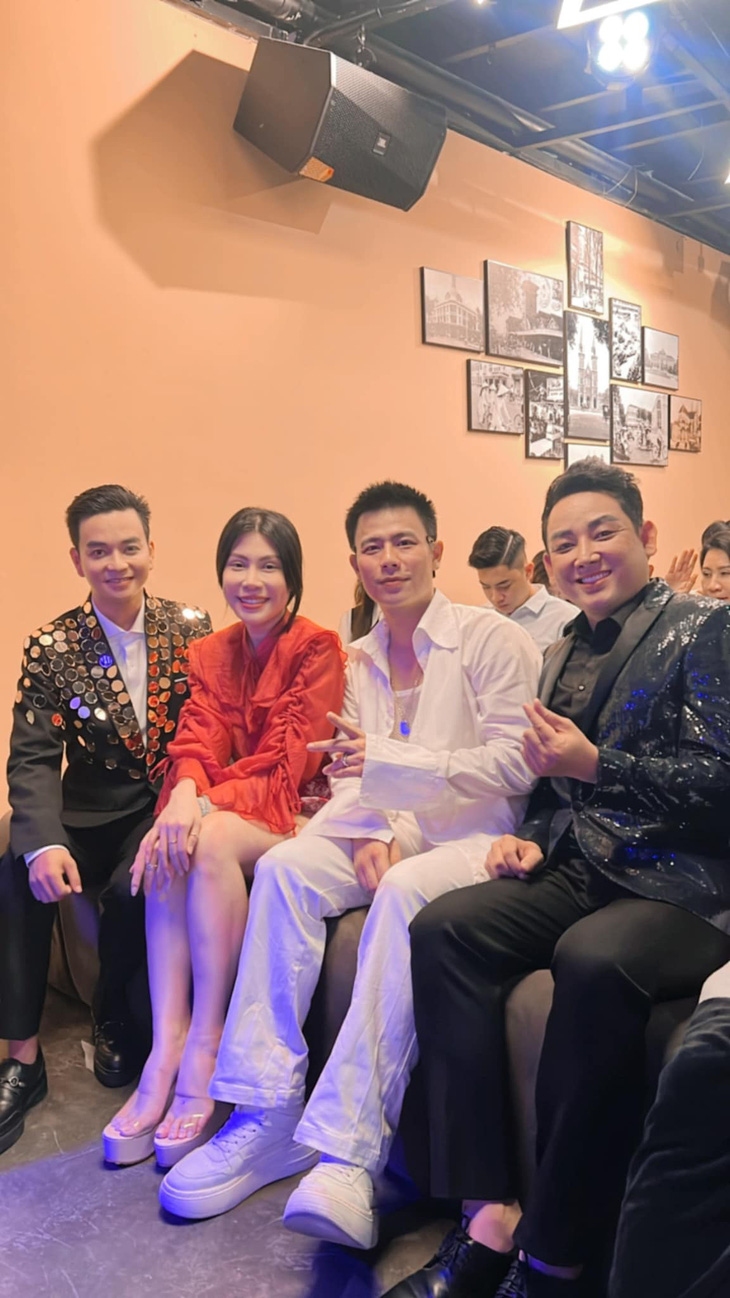 Ca sĩ Uyên Trang, MC Trần Anh Huy, ca sĩ Phạm Thái ủng hộ mini show Liu Quốc Việt (ngoài cùng bên trái)