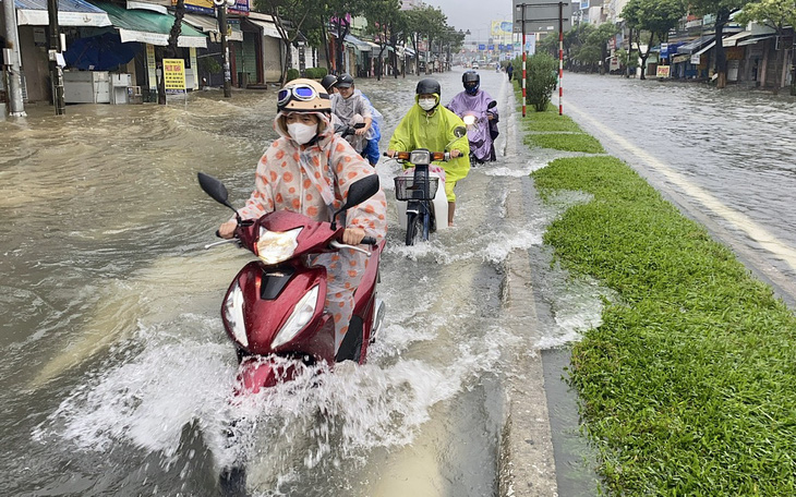 Quốc lộ 1 qua Đà Nẵng vẫn còn nhiều đoạn ngập sâu