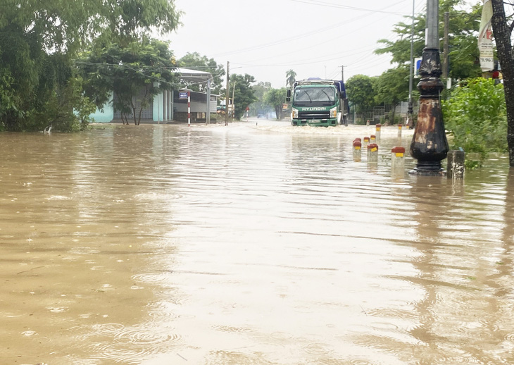 Tuyến quốc lộ 14H qua xã Duy Sơn, huyện Duy Xuyên bị ngập nước - Ảnh: LÊ TRUNG
