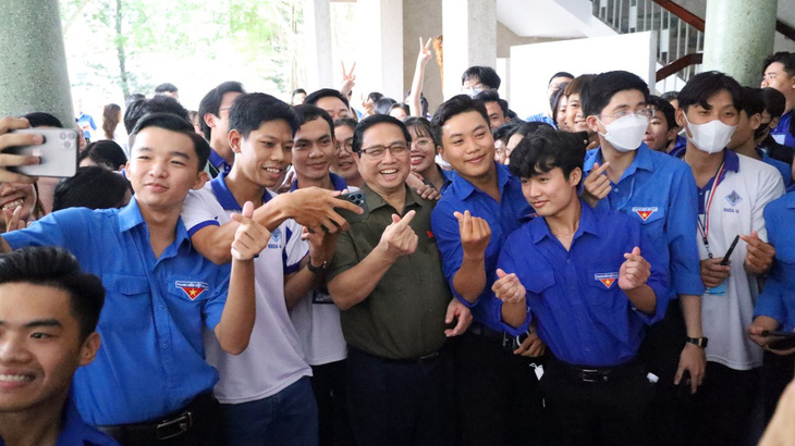 Thủ tướng Phạm Minh Chính với các bạn trẻ Cần Thơ sau buổi tiếp xúc cử tri - Ảnh: TRUNG PHẠM