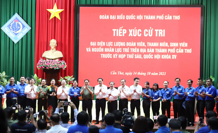 Thủ tướng Phạm Minh Chính chụp ảnh lưu niệm với đoàn viên thanh niên TP Cần Thơ sau buổi tiếp xúc cử tri chiều 14-10 - Ảnh: CHÍ QUỐC