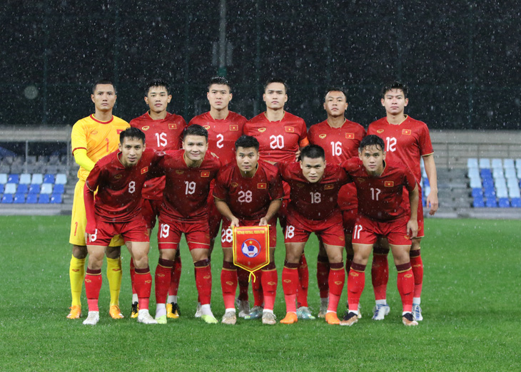 Quang Hải (19) trong đội hình xuất phát tuyển Việt Nam giao hữu với tuyển Uzbekistan - Ảnh: VFF