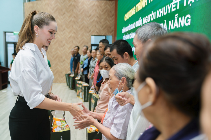 Hoa hậu Ba Lan trao quà cho người dân