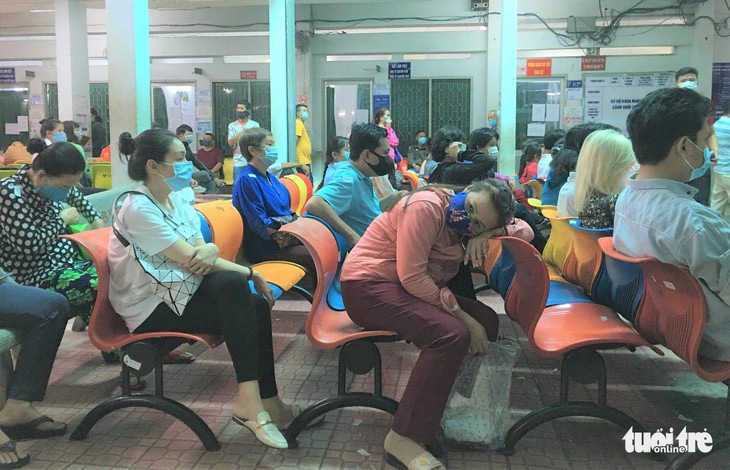Người dân chờ thăm khám tại Bệnh viện Tâm thần TP.HCM - Ảnh: XUÂN MAI