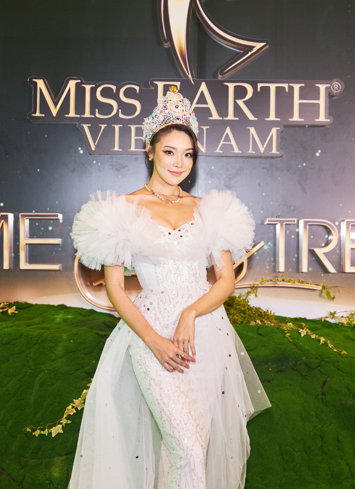 Đương kim Miss Earth 2022 Mina Sue Choi khoe vẻ đẹp lộng lẫy trong đầm trắng thiết kế sang trọng uy quyền