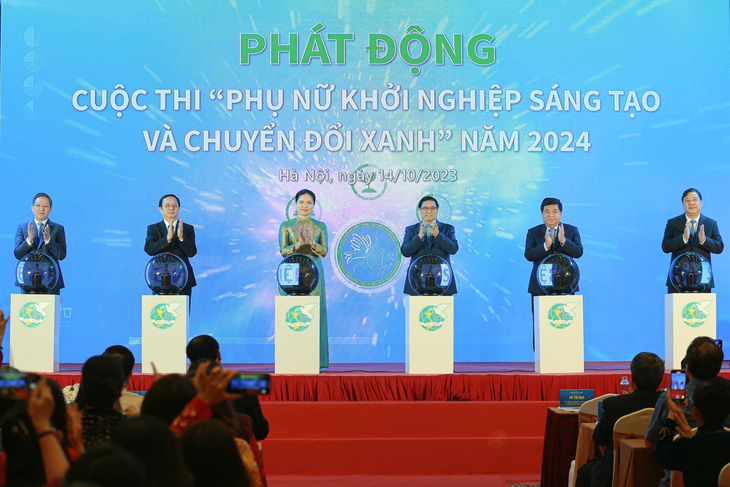 Thủ tướng Phạm Minh Chính và lãnh đạo bộ ngành bấm nút phát động Cuộc thi Phụ nữ khởi nghiệp sáng tạo và chuyển đổi xanh năm 2024 - Ảnh: HÀ QUÂN