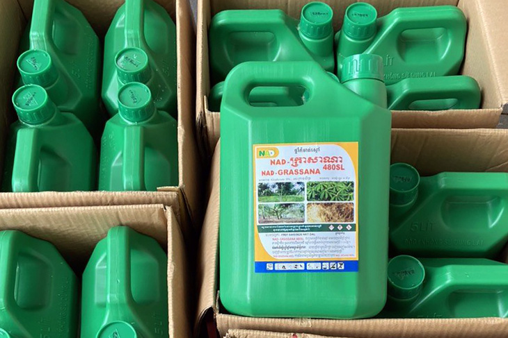 Nhiều can nhựa chứa dung dịch hóa chất nghi thuốc bảo vệ thực vật nhập lậu phát hiện trên xe khách - Ảnh: AN BÌNH