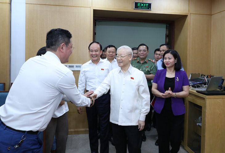 Tổng bí thư Nguyễn Phú Trọng bắt tay cử tri tham gia buổi tiếp xúc - Ảnh: GIA HÂN