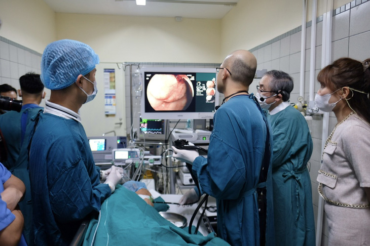 Chuyên gia Nhật Bản chia sẻ kinh nghiệm thực hiện kỹ thuật nội soi tại Bệnh viện Bạch Mai - Ảnh: BVCC