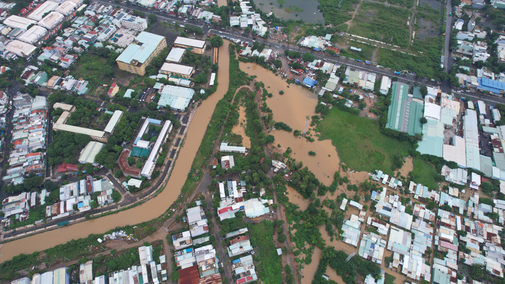 Một trong nhiều điểm nóng ngập lụt tiệm cận mốc lịch sử tại Đà Nẵng vài ngày qua - Ảnh: B.D.