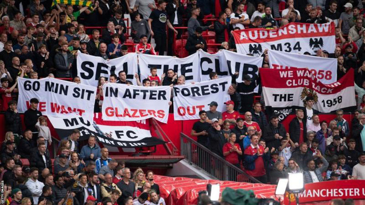Người hâm mộ Manchester United liên tục biểu tình ở Old Trafford mùa này để chống lại gia đình Glazer - Ảnh: Getty Images