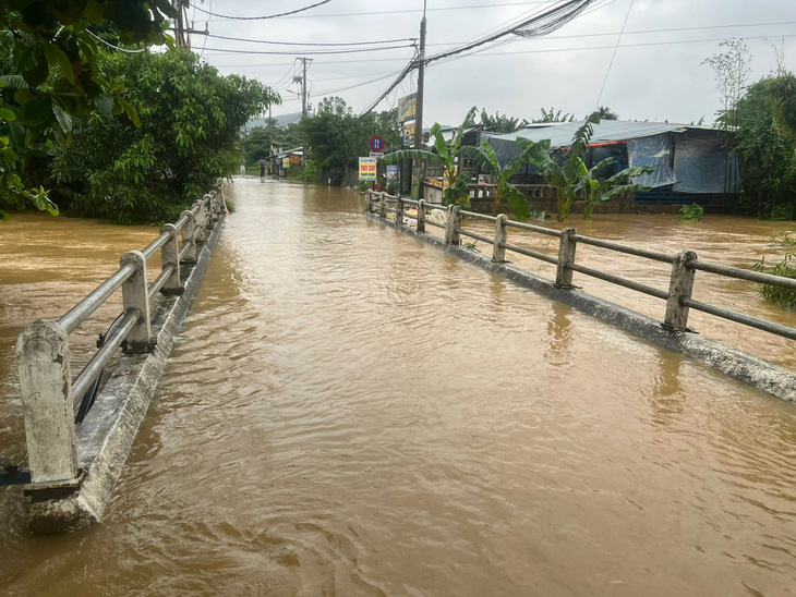 Nước trên đường Mẹ Suốt (phường Hòa Khánh Nam, quận Liên Chiểu) đã rút đi nhiều so với hôm qua 14-10 (ảnh chụp sáng nay 15-10) - Ảnh: B.PHÚ