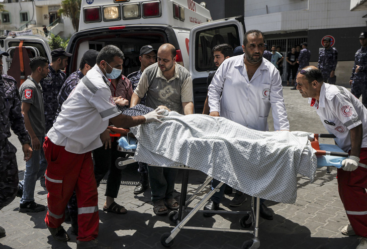 Người bị thương được đưa vào Bệnh viện Shifa ở Gaza - Ảnh: AFP