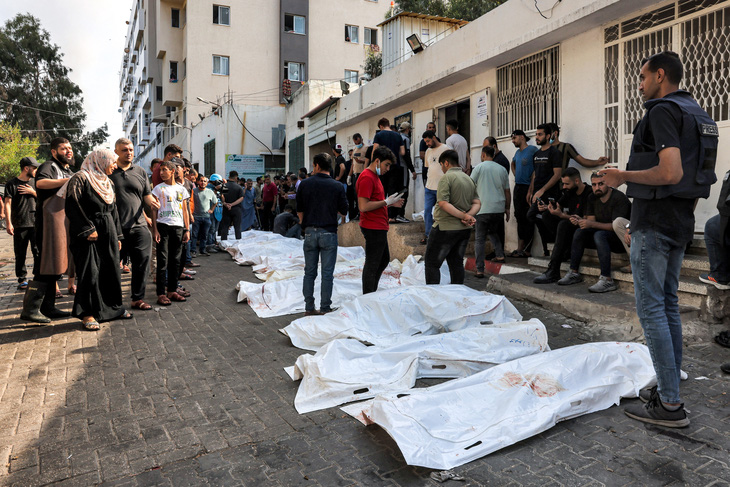Thi thể đặt bên ngoài nhà xác Bệnh viện Shifa ở Gaza ngày 12-10 - Ảnh: AFP