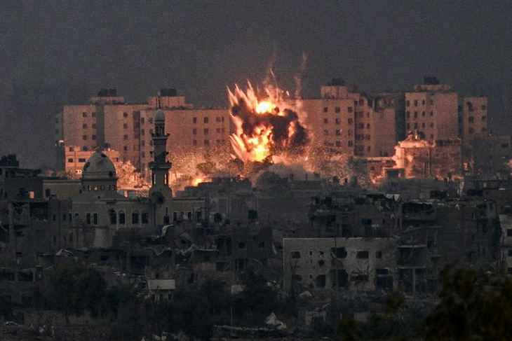 Một tòa nhà bị tấn công ở phía bắc Gaza ngày 14-10 - Ảnh: AFP