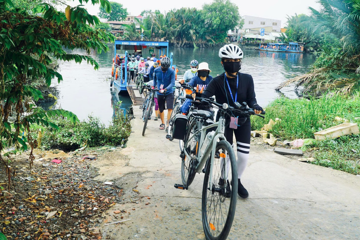 Một chuyến du khảo bằng xe đạp của nhóm Saigon Morning Ride - Ảnh: HUỲNH VY