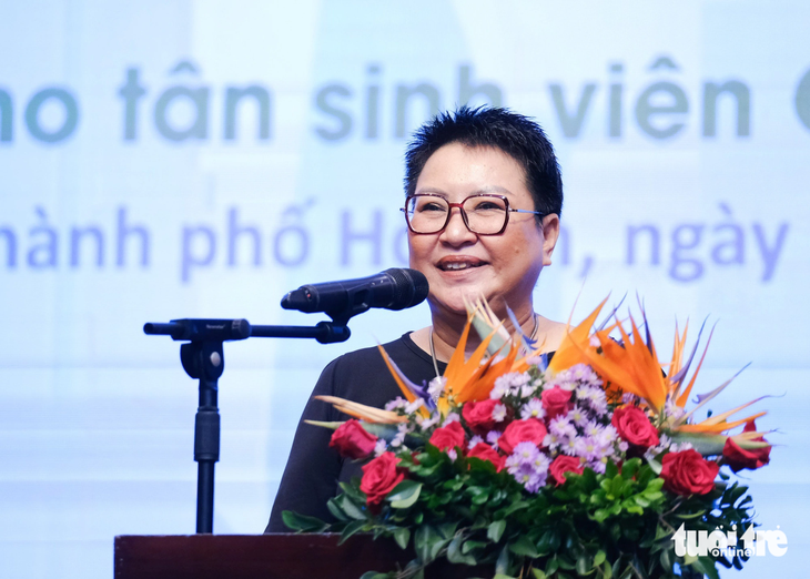 Nhà báo Trần Gia Bảo, phó tổng biên tập Báo Tuổi Trẻ, phát biểu tại lễ trao học bổng - Ảnh: TẤN LỰC
