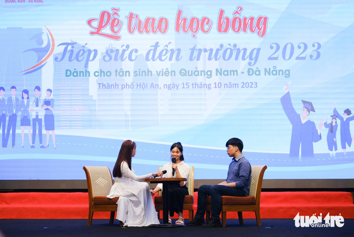 Giao lưu với hai tân sinh viên Ngọc Hòa và Minh Khang tại chương trình - Ảnh: TẤN LỰC