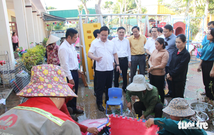 Ông Nguyễn Đức Trung - phó bí thư Tỉnh ủy, chủ tịch UBND tỉnh Nghệ An - thăm hỏi, động viên các giáo viên ở Quỳ Châu khắc phục hậu quả mưa lũ - Ảnh: DOÃN HÒA
