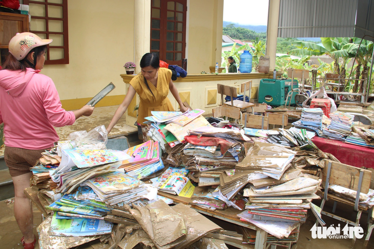 Sách vở, thiết bị dạy học của một trường học ở Quỳ Châu hư hỏng, thiệt hại sau mưa lũ - Ảnh: DOÃN HÒA