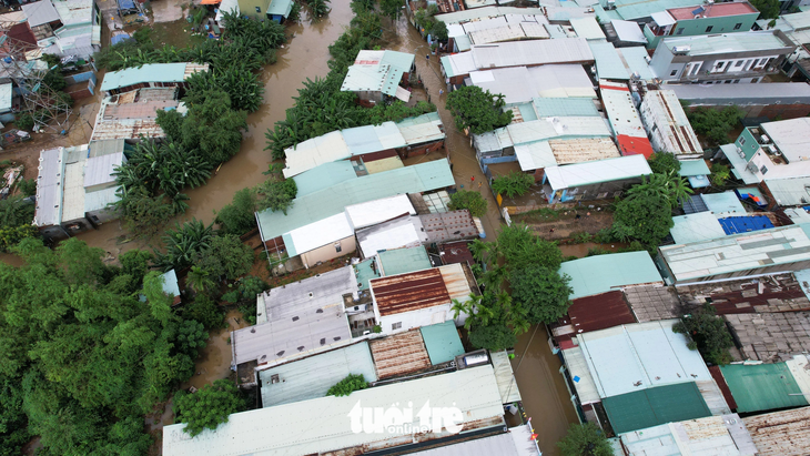 Những khu dân cư ngập sâu trên 1m tại Đà Nẵng lúc 10h sáng 15-10 - Ảnh: B.D.