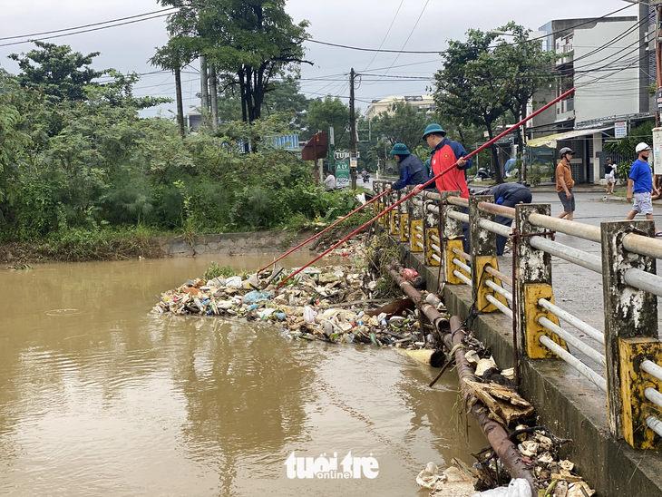 Lực lượng chức năng khơi thông kênh Đa Cô sáng 15-10 - Ảnh: B.D.