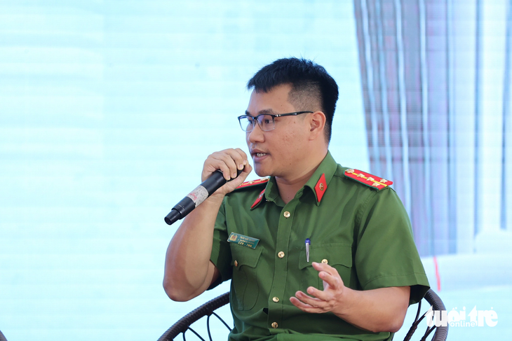 Đại úy Trần Văn Thắng chia sẻ việc gia tăng tỉ lệ học sinh hút thuốc lá điện tử, trong đó có cả nữ sinh - Ảnh: DOÃN HÒA