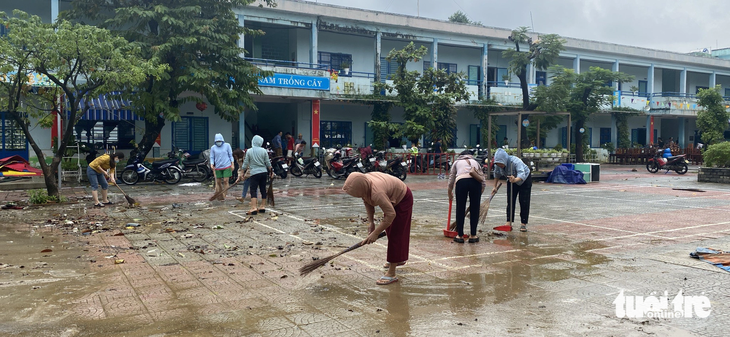 Thầy cô Trường tiểu học Hồng Quang (quận Liên Chiểu) dọn dẹp trường sau khi nước rút - Ảnh: A.Đ.